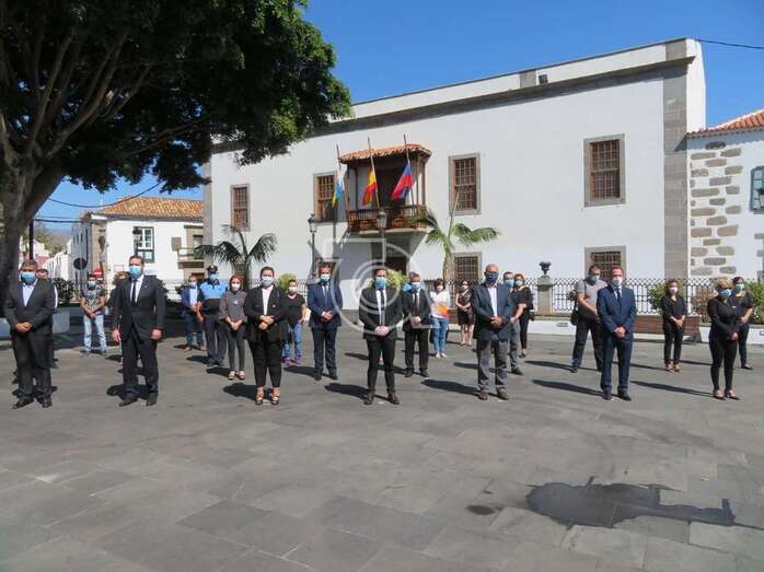 Imagen de archivo de un minuto de silencio guardado en Telde por las víctimas mortales de la pandemia/TA.